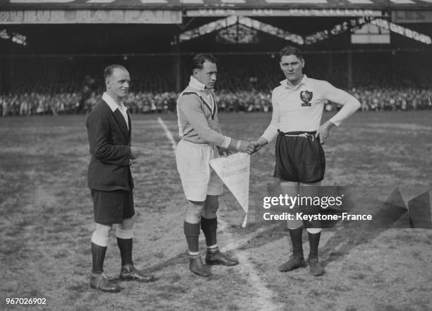 échange des fanions entre les capitaines des équipes anglaise et française avant la partie, au Stade Buffalo à Paris, France le 28 mars 1935.