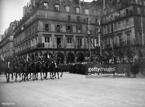 Défilé de la cavalerie devant les membres du gouvernement au pied de la statue, à Paris, France le 19 mai 1935.