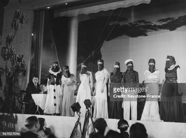 Les concurrentes se présentent devant le jury, la tête entièrement couverte, ne laissant voir que leurs yeux, à Paris, France le 18 mars 1935.