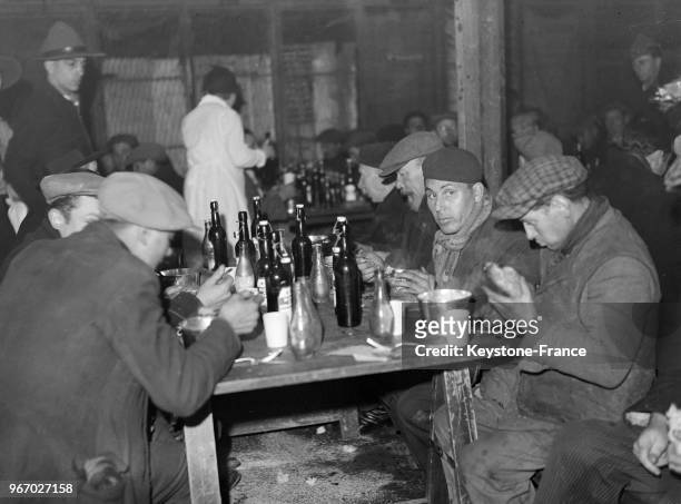 Des nombreux clochards trouvent un abri dans un commissariat où ils ont de quoi manger et boire, à Paris, France le 30 janvier 1935.