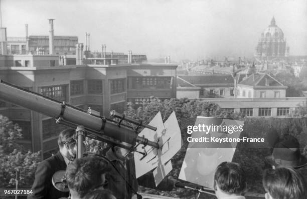 Un groupe d'élèves de l'Ecole Normale Supérieure observent sur le toit de leur école l'éclipse partielle de soleil sur un écran placé à l'arrière du...