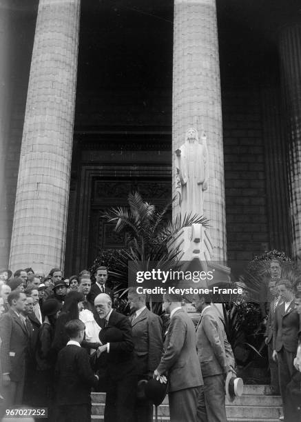 Les familles des victimes du 6 février fleurissent la statue de Sainte-Geneviève, oeuvre de Real del Sarte, sur les marches de l'église de la...
