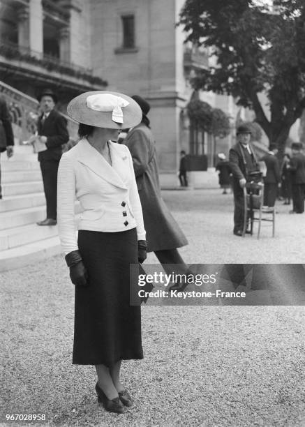 Femme vêtue avec élégance au pesage de l'hippodrome de Longchamp, à Paris, France le 26 mai 1935.