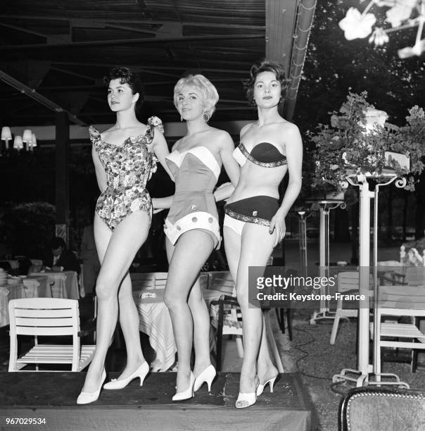 Présentation de maillots de bain crées par le couturier Louis Réard à Paris le 13 juin 1958. De gauche à droite, les modèles "Au-revoir tristesse",...
