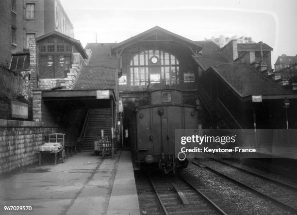 Vue du train du chemin de fer de Ceinture qui sera prochainement supprimé à Paris, France le 18 décembre 1933.