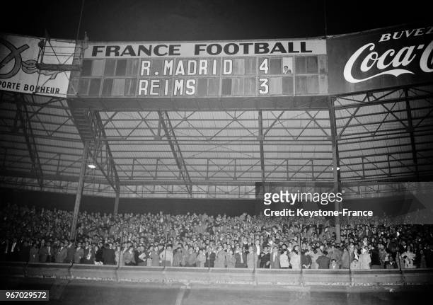 Vue des tribunes lors de la finale de la coupe d'Europe de football où le Real Madrid a battu l'équipe de Reims par 4 à 3 au parc des princes à Paris...