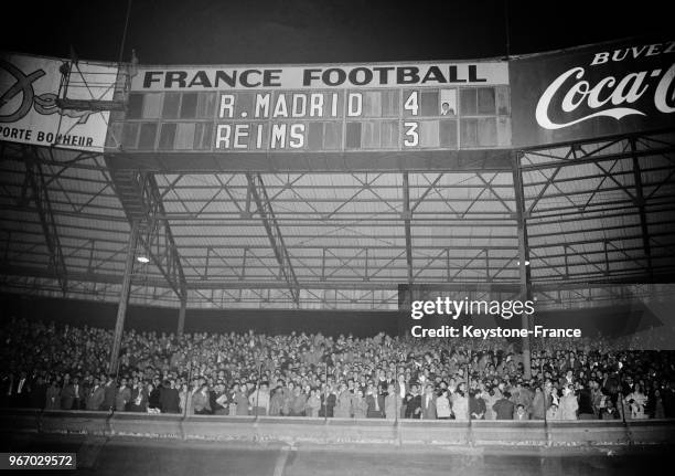 Vue des tribunes lors de la finale de la coupe d'Europe de football où le Real Madrid a battu l'équipe de Reims par 4 à 3 au parc des princes à Paris...