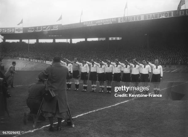 équipe d'Allemagne faisant le salut nazi avant le match au Parc des Princes à Paris, France le 17 mars 1935.