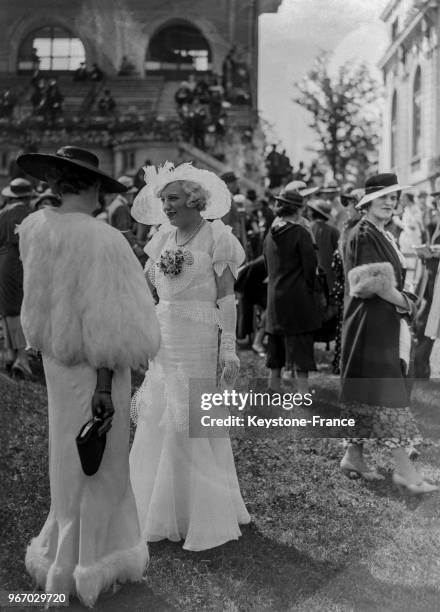 Deux jeunes femmes élégantes au pesage d'Auteuil, à Paris, France le 20 juin 1934.