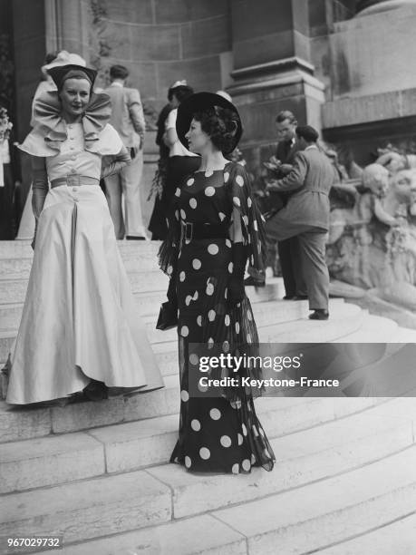 Des femmes vêtues avec élégance au pesage d'Auteuil à Paris, France le 26 juin 1935.