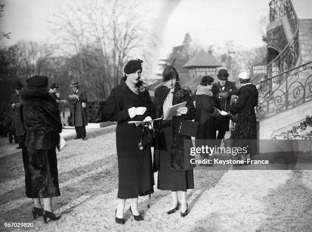 Quelques belles toilettes aperçues au pesage de l'hippodrome d'Auteuil, à Paris, France le 25 novembre 1934.