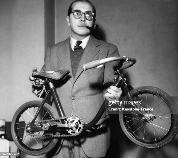 Une petite bicyclette d'enfant réalisé avec des pièces prélevées sur un vieux vélo, à Paris, France le 17 octobre 1952.