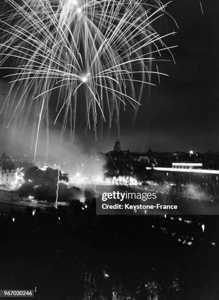 Feu d'artifice sur le Pont-Neuf, à Paris, France le 14 juillet 1933.