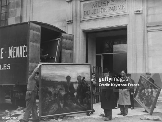Arrivée des tableaux au musée du Jeu de Paume pour l'exposition de peintres belges, à Paris, France le 18 février 1935.