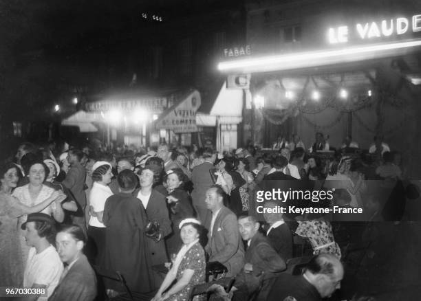 Bal du 14 juillet dans les rues de Paris, France le 14 juillet 1935.