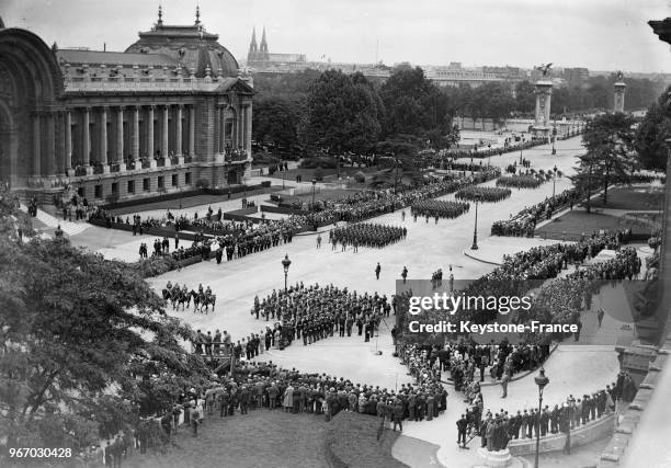 Vue générale du défilé des troupes prise du toit du Grand-Palais, à Paris, France le 14 juillet 1934.