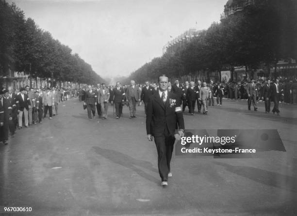 Le 'Front national', composé par les partis de droite réunis, manifeste sur les Champs-Elysées, à Paris, France le 14 juillet 1935.