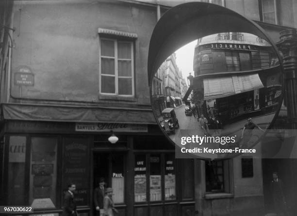 Un miroir-rétroviseur installé au carrefour Tournon-Saint-Sulpice pour éviter les collisions automobiles, à Paris, France le 17 avril 1934.