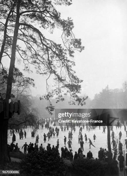 Vue générale des patineurs sur le lace gelé du Bois de Boulogne, à Paris, France le 28 janvier 1933.