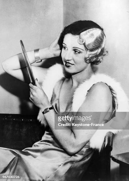 Une jeune femme les cheveux teints en deux couleurs au Salon des arts capillaires à Londres, Royaume-Uni le 27 septembre 1934.