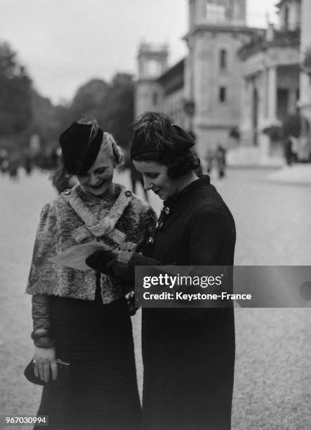 Deux jeunes femmes élégantes à l'hippodrome de Longchamp, à Paris, France le 28 octobre 1934.