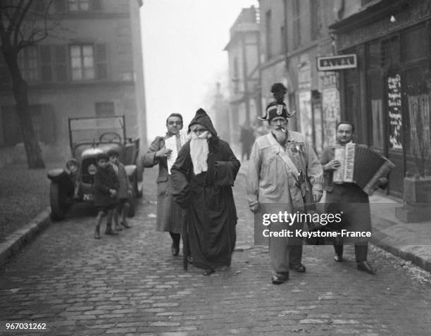 Le Père Noël dans les rues de Montmartre, à Paris, France le 25 décembre 1932.