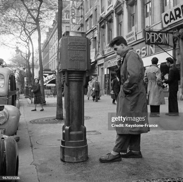 Nouvelle borne téléphonique installée dans une rue de Paris, France le 28 avril 1953.