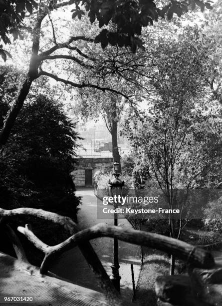 Jardin derrière le Grand Palais à Paris, France, le 21 septembre 1934.