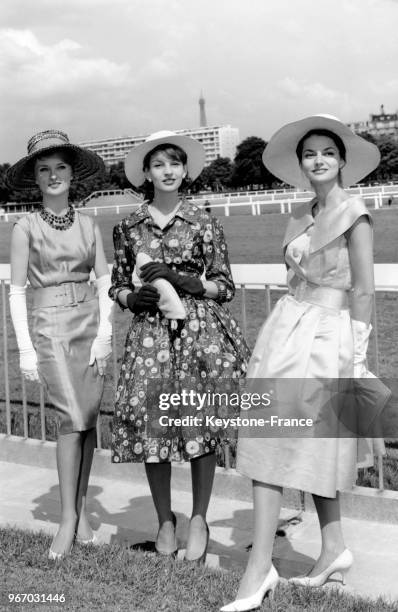 Elégantes lors du pesage à la journée des Drags à l'hippodrome d'Auteuil à Paris, France, le 26 juin 1959.