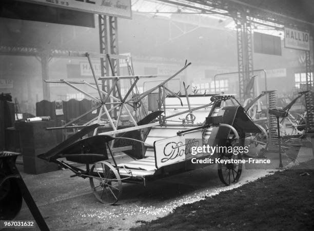 Une machine agricole faucheuse et lieuse exposée à la Porte de Versailles, à Paris, France le 23 janvier 1934.