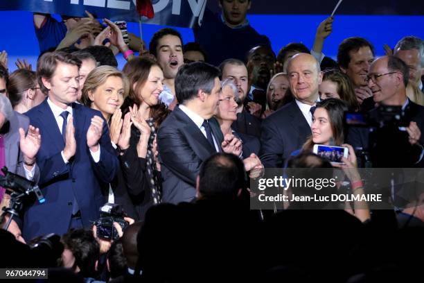 Le candidat LR François Fillon serrant la main d'Alain Juppé entouré de sa femme Pénélope Fillon, Valérie Pécresse, François Baroin, Nathalie...