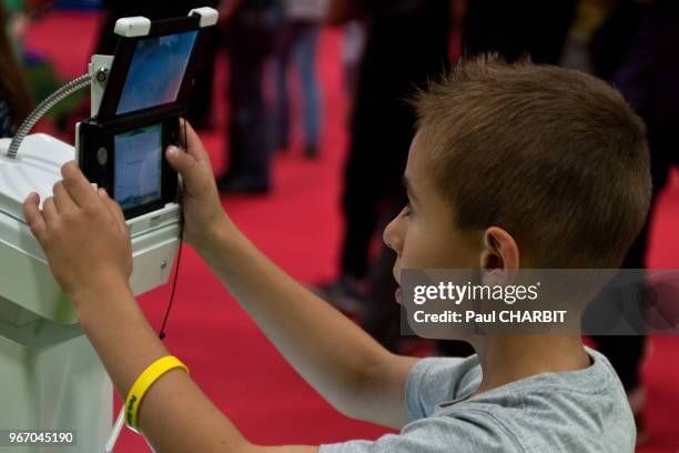 Enfant testant un jeu durant le 5ème salon des jeux vidéos 'Paris games Week' à Paris Expo - Porte de Versailles, le 30 octobre 2014, Paris, France.