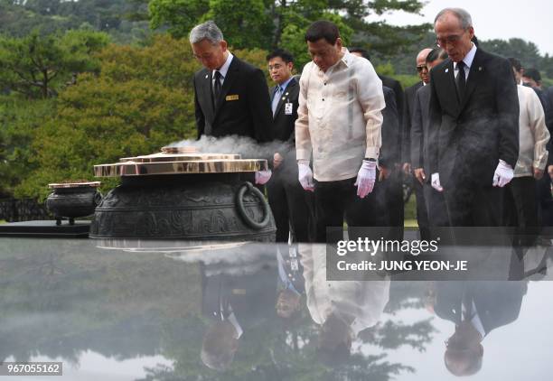 Philippine President Rodrigo Duterte pays a silent tribute at the National Cemetery in Seoul on June 4, 2018. - Duterte is in Seoul for a three-day...