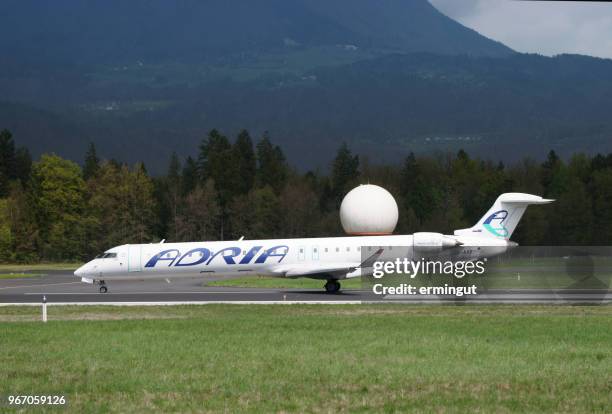 bombardier crj-900lr adria airways s5-aak - adria tour stock pictures, royalty-free photos & images