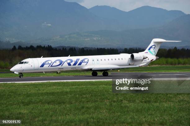 bombardier crj-900lr adria airways s5-aak - adria tour stock pictures, royalty-free photos & images