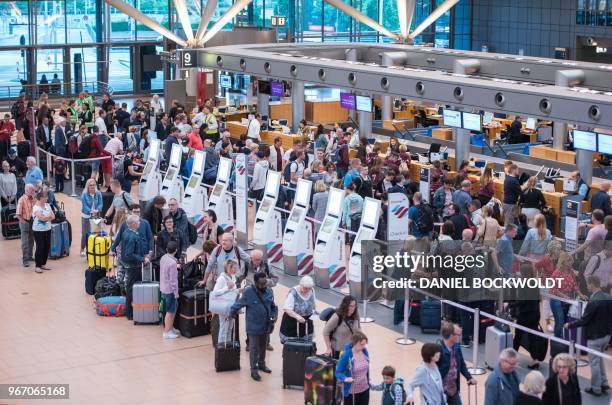 Reisende warten im Helmut-Schmidt-Airport. Nach einem Stromausfall am Sonntag soll der Flugbetrieb jetzt wieder aufgenommen werden. Foto: Daniel...
