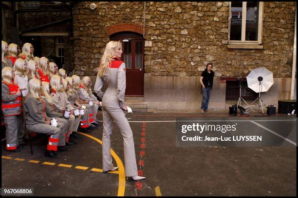 Pris de vue pour la Campagne "Quete nationale". 24 benevoles de la Croix-Rouge arborent leur perruque blonde, sous la houlette de l'icone de la...