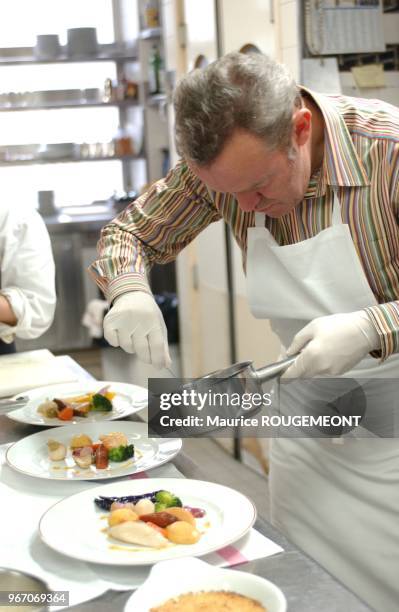 En cuisine au moment du coup de feu. Chef cuisinier: Alain PASSARD.