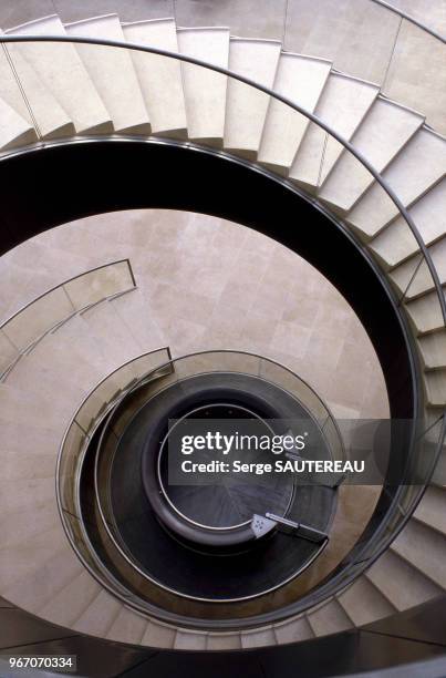 Escalier et ascenseur d'accès au Hall Napoléon de la Pyramide du Louvre, Musée du Louvre , Paris.