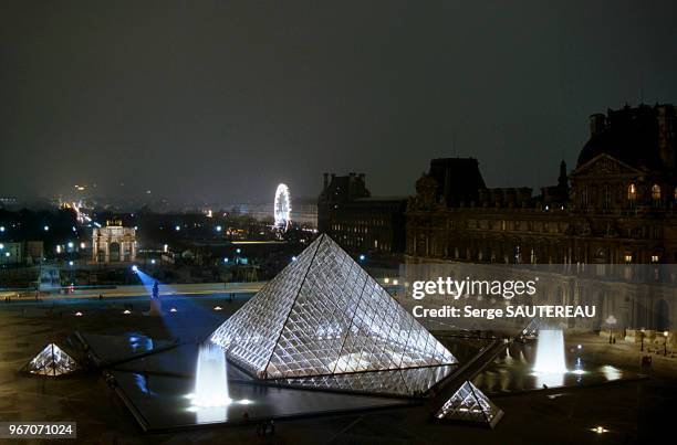 Vue de la Cour Napoléon et la Pyramide du Louvre, Derrière l'arc de triomphe du Carrousel et le jardin des Tuileries, 75 Paris.