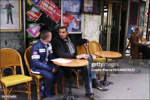 Augustin Legrand discutant avec un sans-abri vivant sur le canal Saint-Martin.