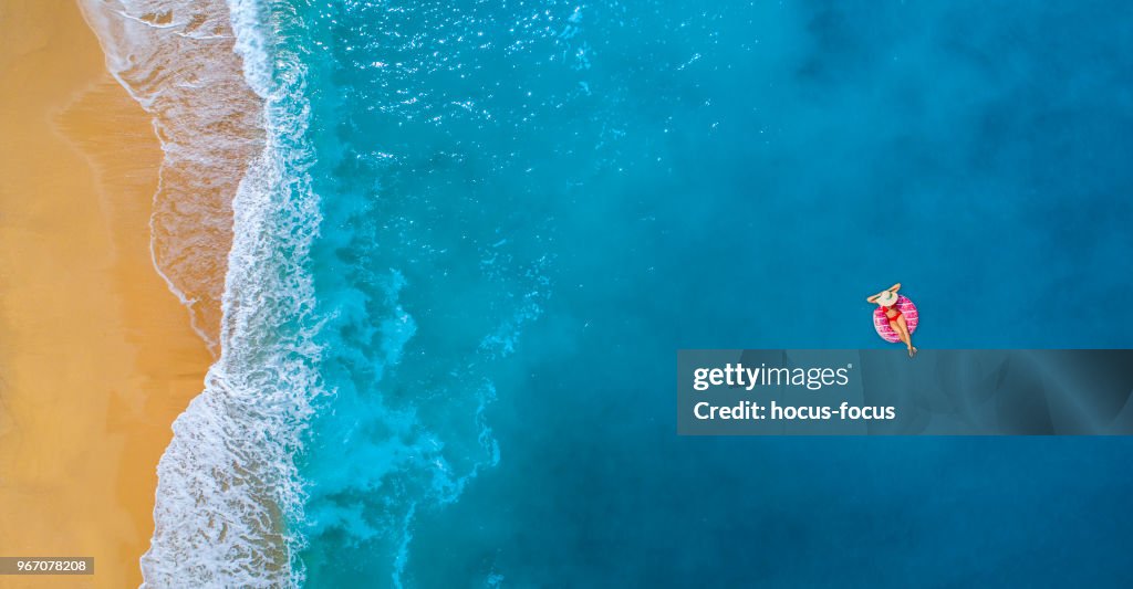 Natación en el mar de color turquesa claro en verano