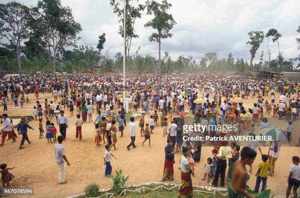 Les réfugiés khmers fêtent les 65 ans du roi du Cambodge Norodom Sihanouk, dans le camp de réfugiés, 31 octobre 1987, Thailande.