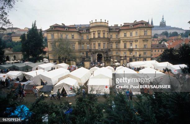Réfugiés est-allemands le 30 septembre 1989 à Prague, République Tchèque.