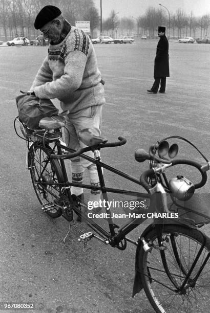 Homme âgé faisant la traversée de Paris à vélo lors du ?Parcours du C?ur?, le 18 mars 1984, France.