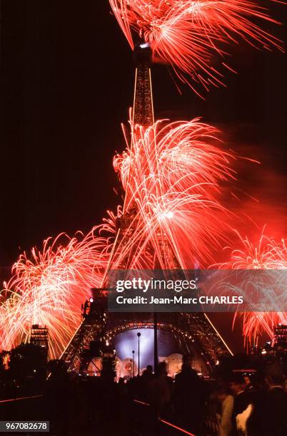 Le feu d'artifice de la fête du centenaire de la Tour Eiffel, à Paris, le 17 juin 1989, France.