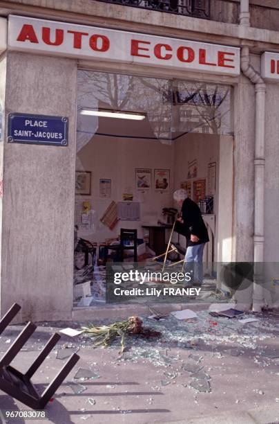 Auto-école détruite lors d'une manifestation contre le contrat d'insertion professionnelle à Paris, le 25 mars 1994, France.