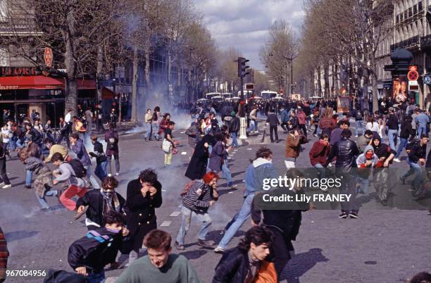 Manifestants fuyant le gaz lacrymogène lors d'une manifestation étudiante à Paris, le 25 mars 1994, France.