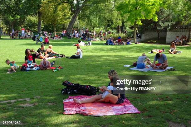 Détente sur la pelouse, jardin d'Acclimatation, le 30 aout 2015, Paris, France.