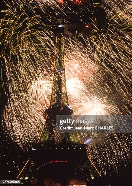 Le feu d'artifice de la fête du centenaire de la Tour Eiffel, à Paris, le 17 juin 1989, France.